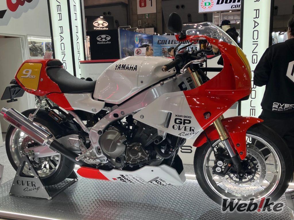 ¡Se exhibe el nuevo escape SESMIC-IV 3-1 de OVER Racing! La XSR900 GP custom estilo años 80 también llama la atención [Tokyo Motorcycle Show 2025]